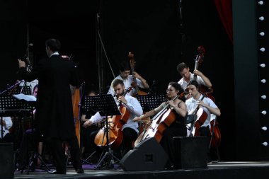 Odessa, Ukrayna Haziran, 27,2021 Halka açık bir konserde konser veriyor. Orkestra şefi ve müzisyenler