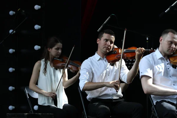 ウクライナのオデッサ2021年6月27日公共の無料コンサートでコンサートを行う 指揮者 音楽家 — ストック写真