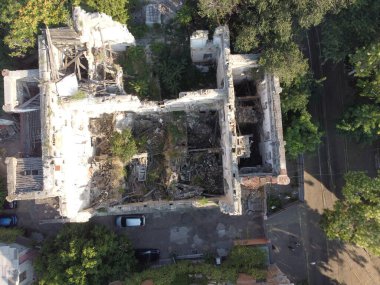 Eski yıkılmış bina İHA tarafından ele geçirildi