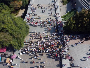 Vishyvank festivali. Duke nakışlı bir gömlek giydi. Nakışlı gömlekler giymiş yüzlerce insan. İHA 'dan çekilmiş.