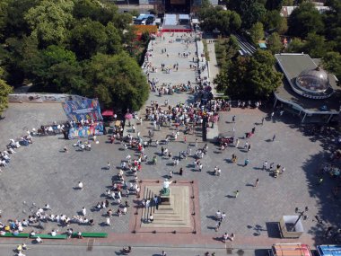 Vishyvank festivali. Duke nakışlı bir gömlek giydi. Nakışlı gömlekler giymiş yüzlerce insan. İHA 'dan çekilmiş.
