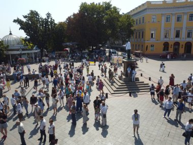 Vishyvank festivali. Duke nakışlı bir gömlek giydi. Nakışlı gömlekler giymiş yüzlerce insan. İHA 'dan çekilmiş.