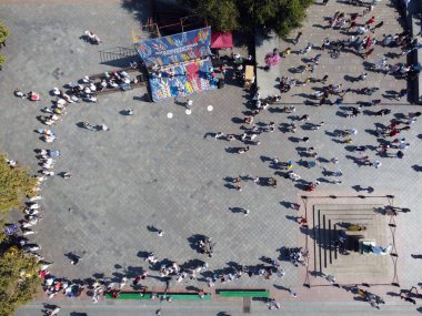 Vishyvank festivali. Duke nakışlı bir gömlek giydi. Nakışlı gömlekler giymiş yüzlerce insan. İHA 'dan çekilmiş.