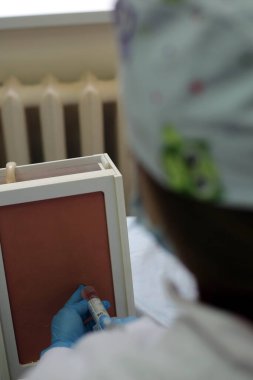 Plevral ponksiyon veya torakosentez, acil manipülasyon.