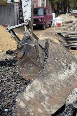 Kazıcı toprağı kazıyor, kova yakın plan.