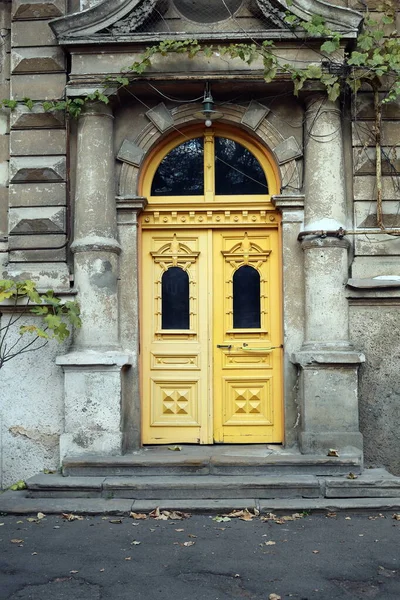 Χαραγμένες Παλιές Ξύλινες Πόρτες Από Κίτρινο — Φωτογραφία Αρχείου