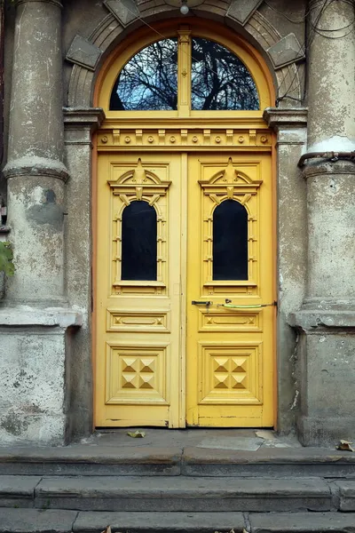 Usi Vechi Din Lemn Sculptate Galben — Fotografie, imagine de stoc