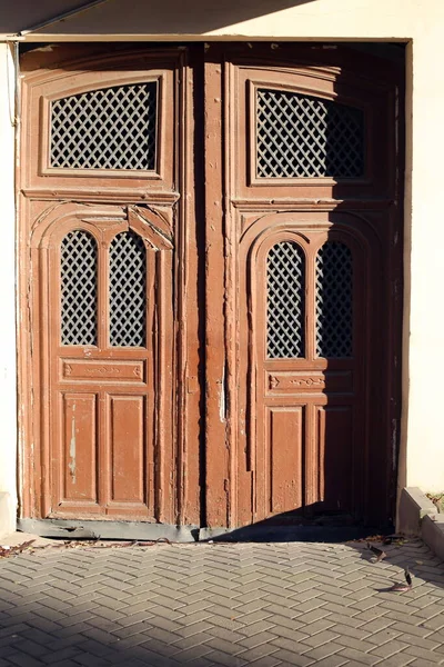 Vechi Ușă Lemn Într Însorită — Fotografie, imagine de stoc