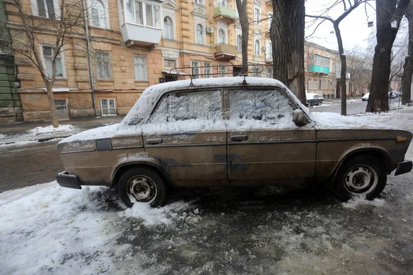 Auto Bedekt Met Een Laag Sneeuw — Stockfoto