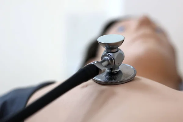 Manekin Medyczny Osłuchiwania Serca Płuc Manekin Stetoskop — Zdjęcie stockowe