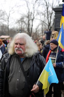 Odessa, Ukrayna Şubat, 20.2022 Ukrayna bayraklarına sarılmış insanlar Birleşme Yürüyüşünde Ukrayna bayrağını taşıyor