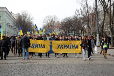 Odessa, Ukrayna Şubat, 20.2022 Ukrayna 'nın bayraklarını Ukrayna' nın Mart ayında taşımaktadır. Yazıt tek bir ülke. Eylemci Demyan Ganul kolonun önünde.
