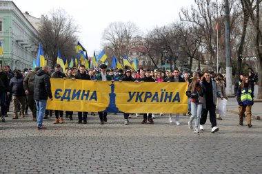 Odessa, Ukrayna Şubat, 20.2022 Ukrayna 'nın bayraklarını Ukrayna' nın Mart ayında taşımaktadır. Yazıt tek bir ülke. Eylemci Demyan Ganul kolonun önünde.