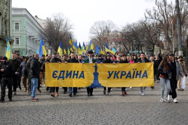 Odessa, Ukrayna Şubat, 20.2022 Ukrayna 'nın bayraklarını Ukrayna' nın Mart ayında taşımaktadır. Yazıt tek bir ülke. Eylemci Demyan Ganul kolonun önünde.