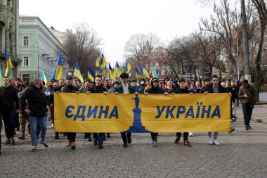 Odessa, Ukrayna Şubat, 20.2022 Ukrayna 'nın bayraklarını Ukrayna' nın Mart ayında taşımaktadır. Yazıt tek bir ülke. Eylemci Demyan Ganul kolonun önünde.