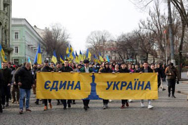 Odessa, Ukrayna Şubat, 20.2022 Ukrayna 'nın bayraklarını Ukrayna' nın Mart ayında taşımaktadır. Yazıt tek bir ülke. Eylemci Demyan Ganul kolonun önünde.