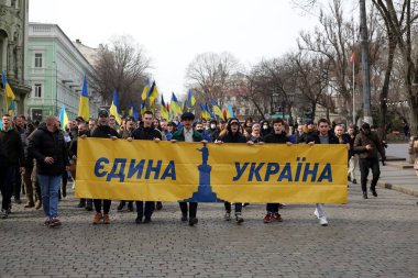 Odessa, Ukrayna Şubat, 20.2022 Ukrayna 'nın bayraklarını Ukrayna' nın Mart ayında taşımaktadır. Yazıt tek bir ülke. Eylemci Demyan Ganul kolonun önünde.