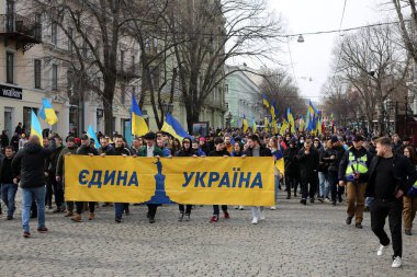 Odessa, Ukrayna Şubat, 20.2022 Ukrayna 'nın bayraklarını Ukrayna' nın Mart ayında taşımaktadır. Yazıt tek bir ülke. Eylemci Demyan Ganul kolonun önünde.