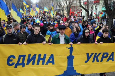 Odessa, Ukrayna Şubat, 20.2022 Ukrayna 'nın bayraklarını Ukrayna' nın Mart ayında taşımaktadır. Yazıt tek bir ülke. Eylemci Demyan Ganul kolonun önünde.