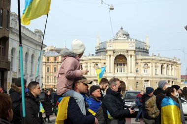 Odessa, Ukrayna Şubat 20.2022 Odessa Ulusal Opera ve Bale Tiyatrosu önünde Ukrayna bayrağını taşıyan babasının omuzlarında oturuyor.