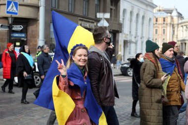 Odessa, Ukrayna Şubat, 20.2022 Ukrayna bayraklarına sarılmış insanlar Birleşme Yürüyüşünde Ukrayna bayrağını taşıyor