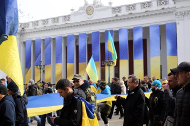 Odessa, Ukrayna Şubat, 20.2022 Ukrayna bayraklarına sarılmış insanlar Birleşme Yürüyüşünde Ukrayna bayrağını taşıyor
