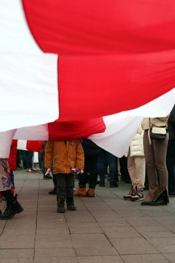 Odessa, Ukrayna 20 Şubat 2022 Belarus Halk Cumhuriyeti 'nin beyaz-beyaz bayrağını elinde bulunduruyor.