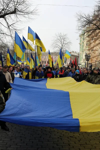 Odessa Ukrainafebruari 2022Människor Insvept Flaggor Ukraina Bär Ukrainas Flagga Unity — Stockfoto