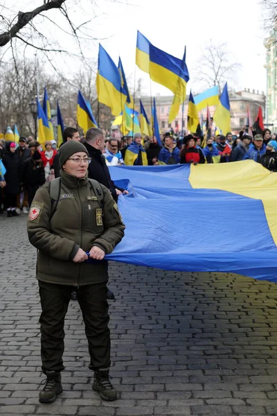 Odessa Ukrainafebruari 2022Människor Insvept Flaggor Ukraina Bär Ukrainas Flagga Unity — Stockfoto