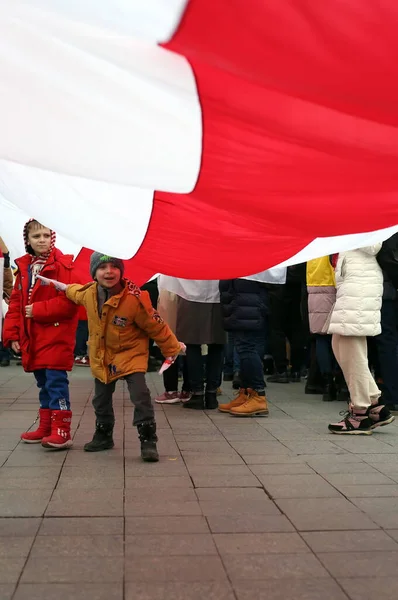 Odessa, Ukrayna 20 Şubat 2022 Belarus Halk Cumhuriyeti 'nin beyaz-beyaz bayrağını elinde bulunduruyor.
