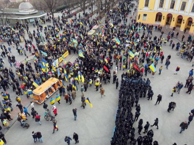Odessa, Ukrayna Şubat, 20.2022 Vatansever Birlik Yürüyüşü. Binlerce insan Ukrayna bayrakları taşıyor. İnsansız hava aracından alınmış. Richelieu Dükü 'nün yakınındaki meydan.