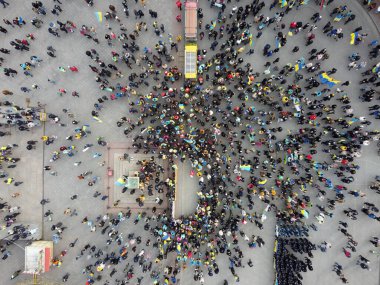 Odessa, Ukrayna Şubat, 20.2022 Vatansever Birlik Yürüyüşü. Binlerce insan Ukrayna bayrakları taşıyor. İnsansız hava aracından alınmış. Richelieu Dükü 'nün yakınındaki meydan.