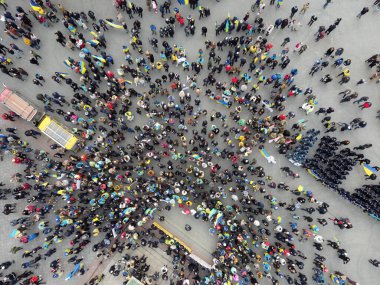 Odessa, Ukrayna Şubat, 20.2022 Vatansever Birlik Yürüyüşü. Binlerce insan Ukrayna bayrakları taşıyor. İnsansız hava aracından alınmış. Richelieu Dükü 'nün yakınındaki meydan.