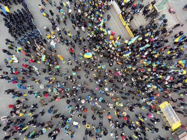 Odessa, Ukrayna Şubat, 20.2022 Vatansever Birlik Yürüyüşü. Binlerce insan Ukrayna bayrakları taşıyor. İnsansız hava aracından alınmış. Richelieu Dükü 'nün yakınındaki meydan.
