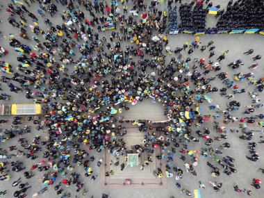 Odessa, Ukrayna Şubat, 20.2022 Vatansever Birlik Yürüyüşü. Binlerce insan Ukrayna bayrakları taşıyor. İnsansız hava aracından alınmış. Richelieu Dükü 'nün yakınındaki meydan.
