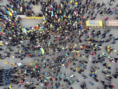 Odessa, Ukrayna Şubat, 20.2022 Vatansever Birlik Yürüyüşü. Binlerce insan Ukrayna bayrakları taşıyor. İnsansız hava aracından alınmış. Richelieu Dükü 'nün yakınındaki meydan.