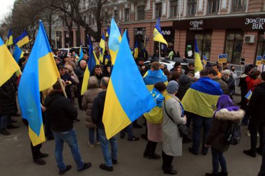Odessa, Ukrayna 20 Şubat 2022 İnsanlar Ukrayna bayrağını taşıyor