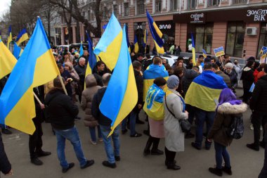 Odessa, Ukrayna 20 Şubat 2022 İnsanlar Ukrayna bayrağını taşıyor