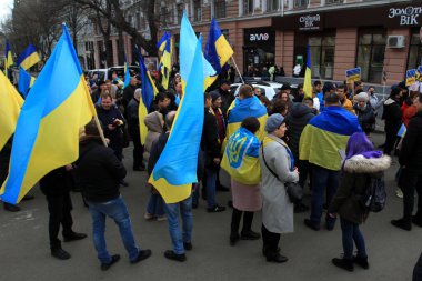 Odessa, Ukrayna 20 Şubat 2022 İnsanlar Ukrayna bayrağını taşıyor