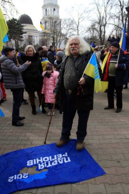 Odessa, Ukrayna Şubat 20.2022 Bölgeler Partisi bayrağında bir adam duruyor ve Ukrayna bayrağını elinde tutuyor.