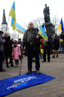 Odessa, Ukrayna Şubat 20.2022 Bölgeler Partisi bayrağında bir adam duruyor ve Ukrayna bayrağını elinde tutuyor.