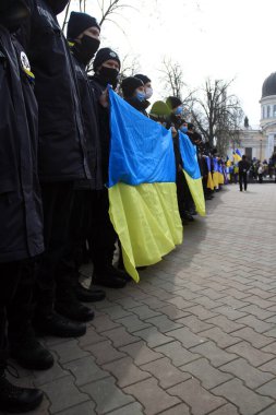 Odessa, Ukrayna Şubat, 20.2022 Polis Akademisi öğrencileri Ukrayna bayraklarını ellerinde tutuyorlar.