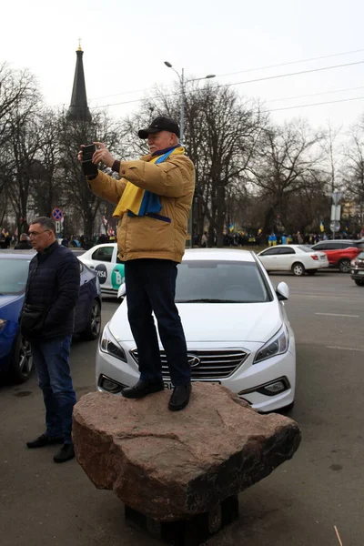 Odessa Ucrânia Fevereiro 2022 Pessoas Carregam Bandeira Ucrânia — Fotografia de Stock