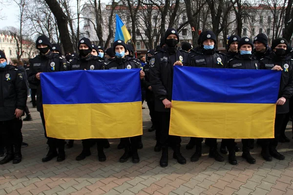 Odessa Ukraina Luty 2022 Kadeci Akademii Policyjnej Trzymać Flagi Ukrainy — Zdjęcie stockowe