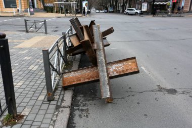 Odessa, Ukrayna Mart, 2.2022 Rusya Savaşı Ukrayna 'ya karşı. Odessa sokaklarındaki tanksavar metal yapılar. Tanksavar kirpileri