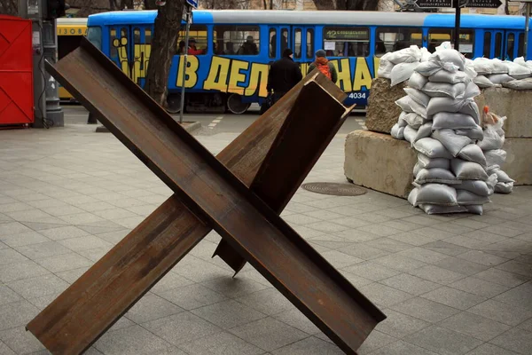 ウクライナのオデッサ2022年3月1日ロシアがウクライナとの戦争対戦車のハリネズミとオデッサのメインストリートにあるコンクリートと袋のバリケード ウクライナ スロボダ市場での言葉 — ストック写真