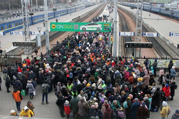 ウクライナのオデッサ2022年3月16日ウクライナとのロシアの戦争数百人の難民が戦場を離れ 安全な場所に行く 難民は鉄道駅で列車を待っている ロイヤリティフリーのストック画像