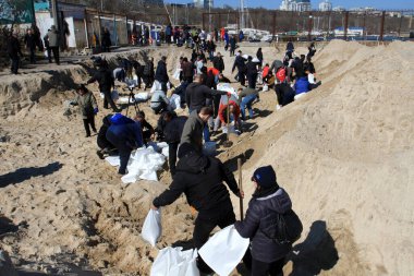 Odessa, Ukrayna 16 Mart 2022 'de Odessa sakinleri kendilerini organize ederek şehir plajından gelen kum torbalarını doldurdular. Çantalar Odessa, Ukrayna sokaklarındaki stratejik noktaları ve barikatları korumak için kullanılacak..