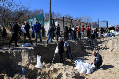 Odessa, Ukrayna 16 Mart 2022 'de Odessa sakinleri kendilerini organize ederek şehir plajından gelen kum torbalarını doldurdular. Çantalar Odessa, Ukrayna sokaklarındaki stratejik noktaları ve barikatları korumak için kullanılacak..