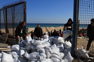 Odessa, Ukrayna 16 Mart 2022 'de Odessa sakinleri kendilerini organize ederek şehir plajından gelen kum torbalarını doldurdular. Çantalar Odessa, Ukrayna sokaklarındaki stratejik noktaları ve barikatları korumak için kullanılacak..
